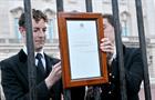 Image of Queen Elizabeth's death notice being posted at Buckingham Palace. 
